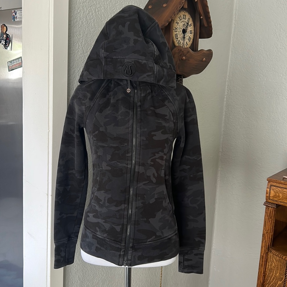 Lululemon Scuba Hoodie size 2 black camo